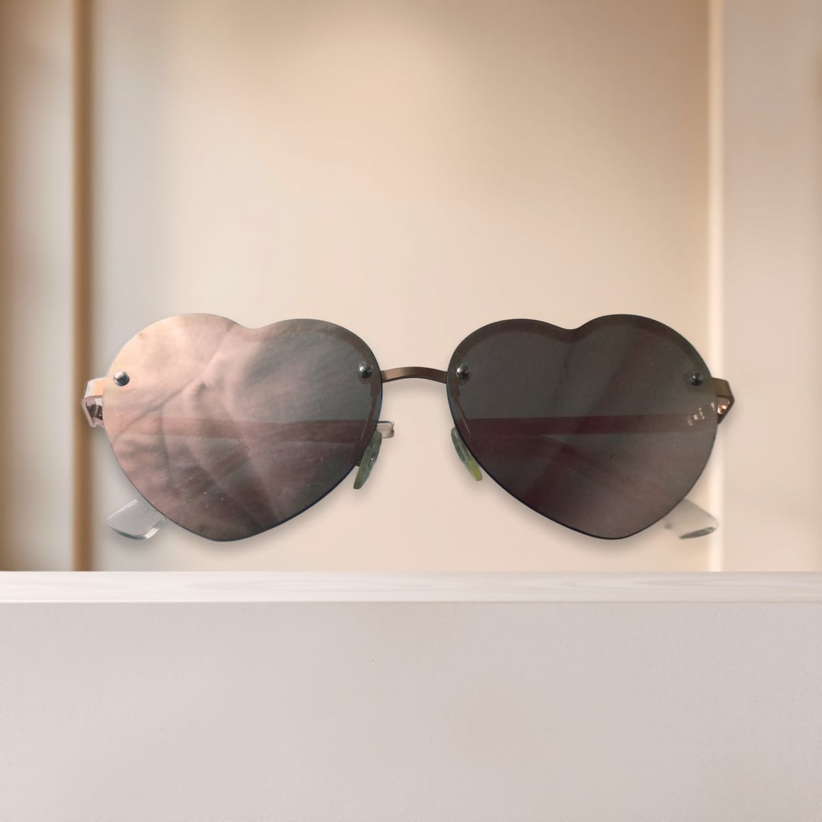 Heart sunglasses, counter scene