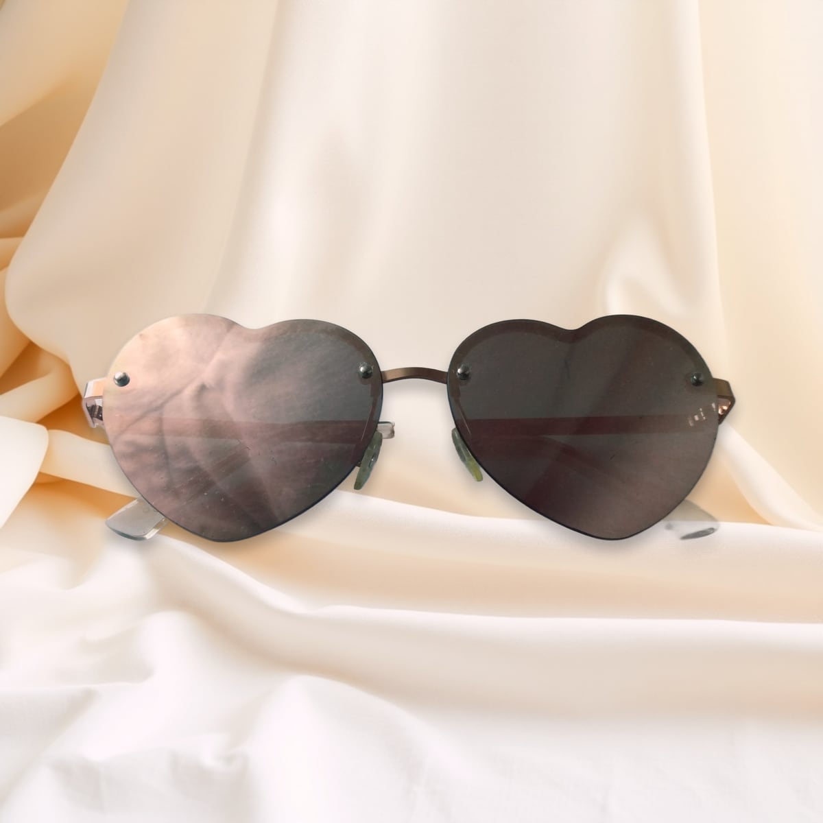 Heart sunglasses, linen scene