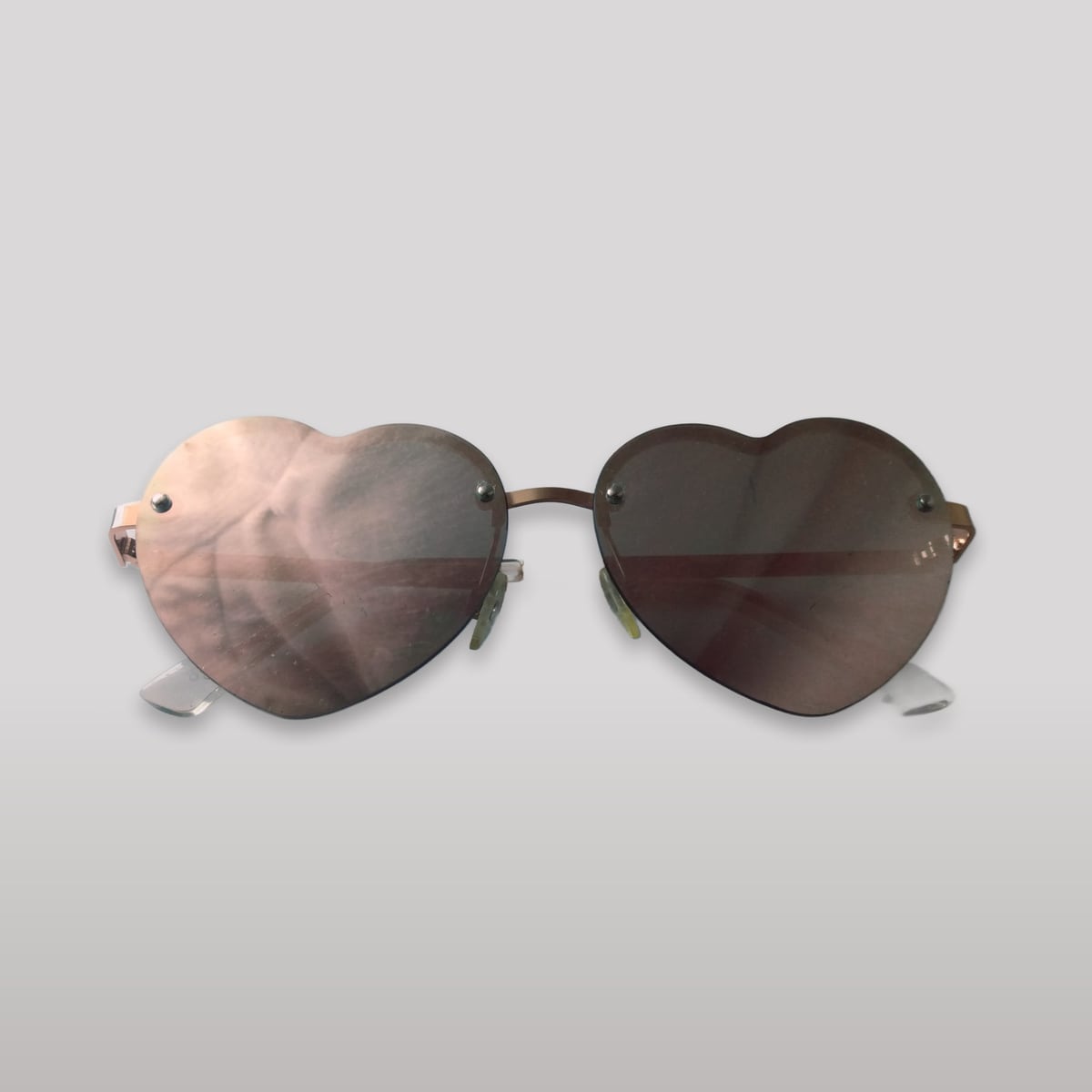 Heart sunglasses, studio tone scene